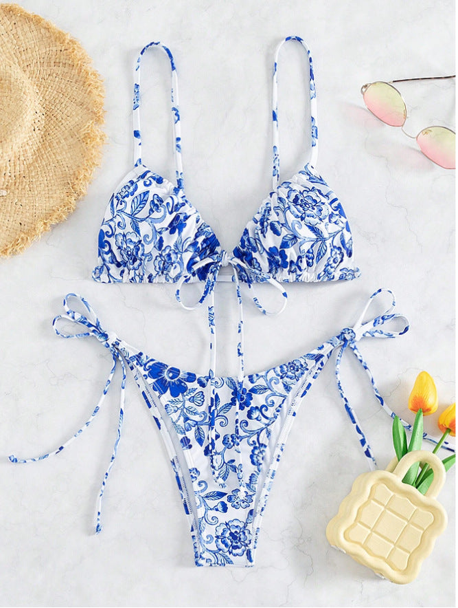 Set bikini con stampa floreale in porcellana, top con allacciatura frontale e slip perizoma con laccetti laterali, costume da bagno da donna multicolore chinoiserie, costume da bagno boho orientale da spiaggia, costume da bagno due pezzi rosso blu verde