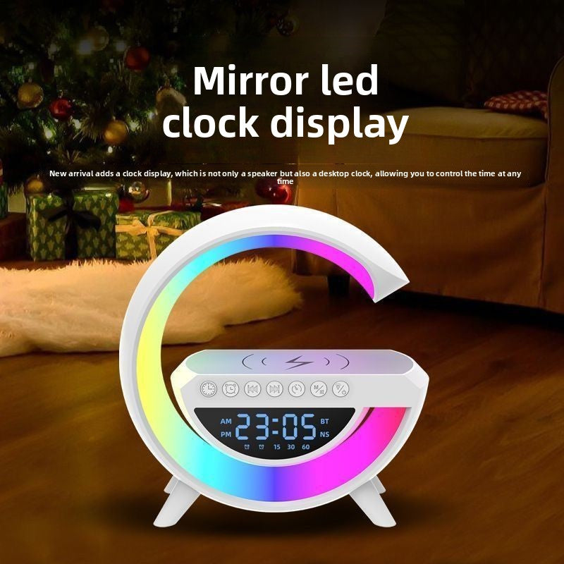 مكبر صوت بلوتوث LED RGB على شكل حرف G، شاحن لاسلكي، ساعة منبه، شاشة رقمية، وضع AM/PM، وضع BT، غفوة، إضاءة ليلية، مصباح جوّي، قاعدة شحن سريع 15 واط لأجهزة iPhone وAndroid، مناسبة لغرفة النوم أو المكتب