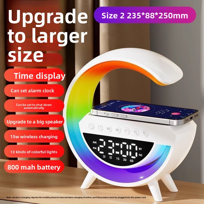 مكبر صوت بلوتوث LED RGB على شكل حرف G، شاحن لاسلكي، ساعة منبه، شاشة رقمية، وضع AM/PM، وضع BT، غفوة، إضاءة ليلية، مصباح جوّي، قاعدة شحن سريع 15 واط لأجهزة iPhone وAndroid، مناسبة لغرفة النوم أو المكتب