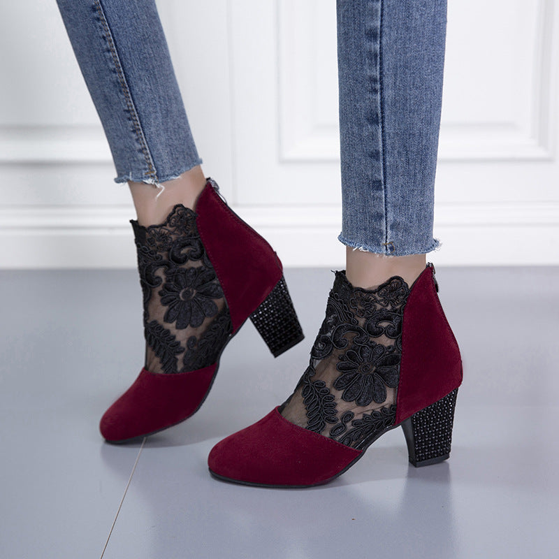 Schwarze Stiefeletten mit Blockabsatz und floraler Stickerei aus Spitze | Transparente Damen-Stiefeletten mit Strassabsatz und Muschelkante