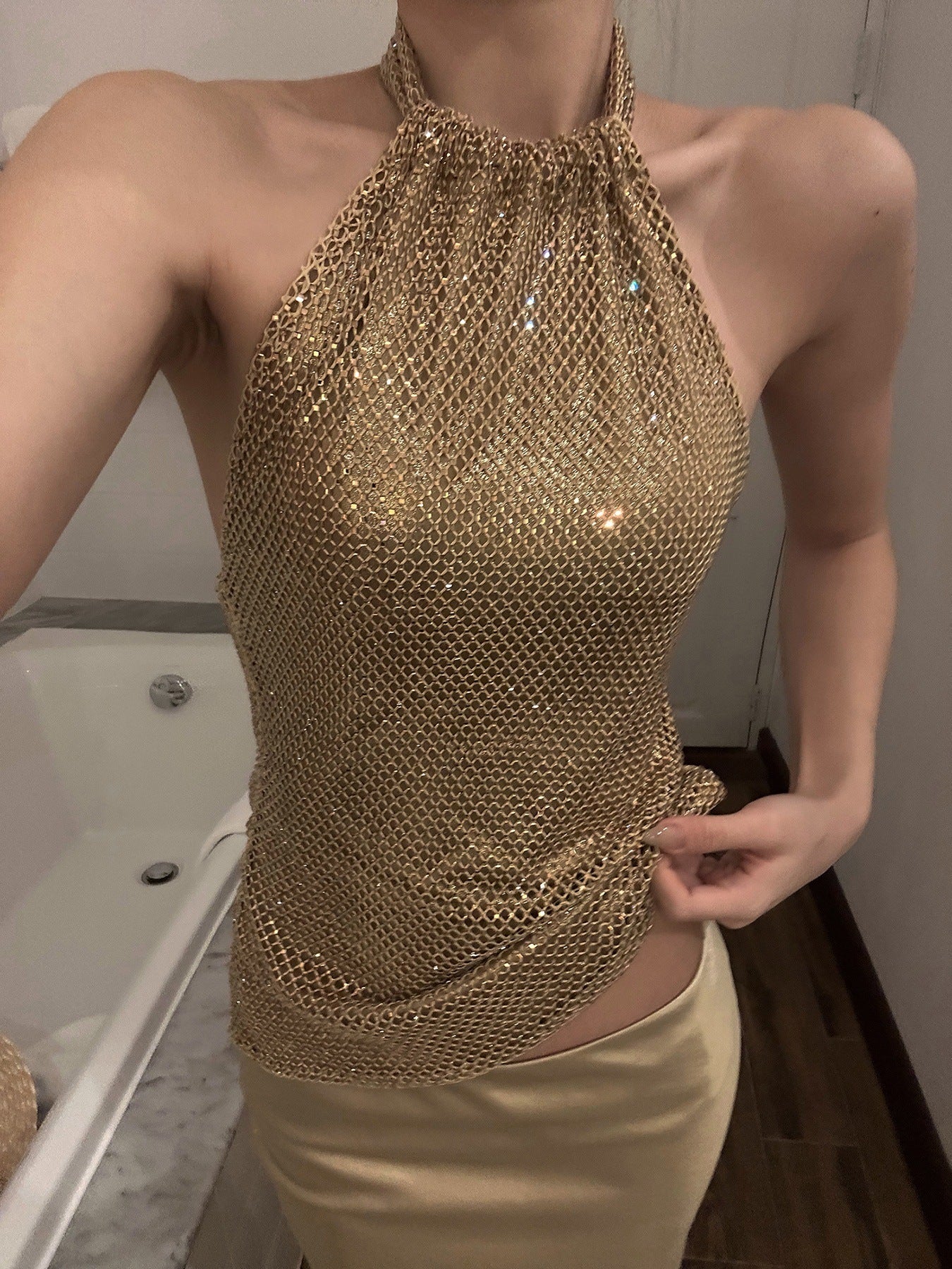 طقم بلوزة هالتر بالذهب وحجر الراين وتنورة ماكسي ستان | فستان سهرة فاخر قطعتين | زي سهرة نسائي لامع للحفلات