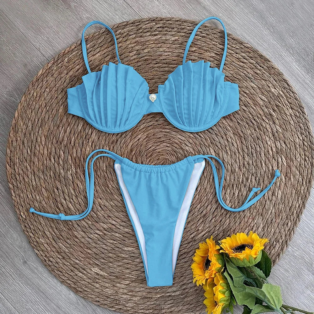 Set bikini a conchiglia color crema con dettaglio perle | Top con ferretto, bordo a conchiglia e volant, slip con laccetti laterali | Costumi da bagno di lusso da donna
