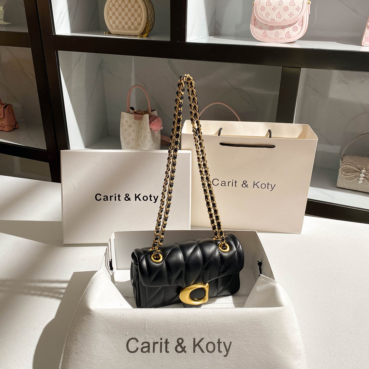 Braune, gesteppte Leder-Schultertasche – Designer-inspirierte Klappentasche mit Kettenriemen | Umhängetasche mit C-Verschluss und goldfarbenen Beschlägen
