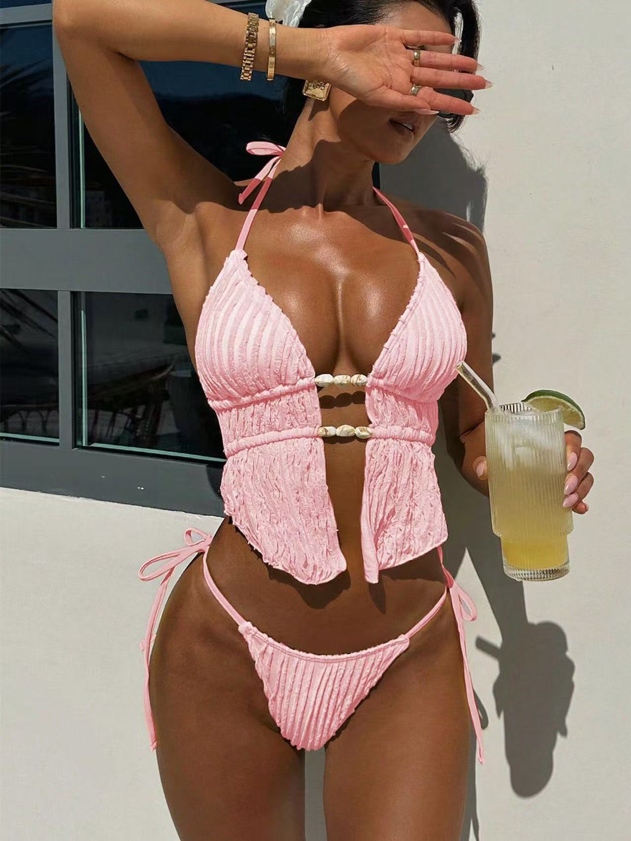 Set bikini bianco testurizzato con collo all'americana e dettagli a conchiglia | Slip a perizoma con laccetti laterali e apertura frontale | Costume da bagno di lusso bohémien da donna