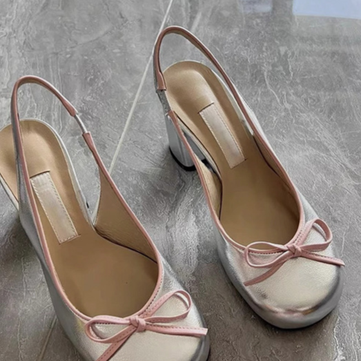 Damen Slingpumps in Silber Metallic mit Blockabsatz | Rosa Schleifendetail | Ballett-inspirierter Mid-Heel für Damen