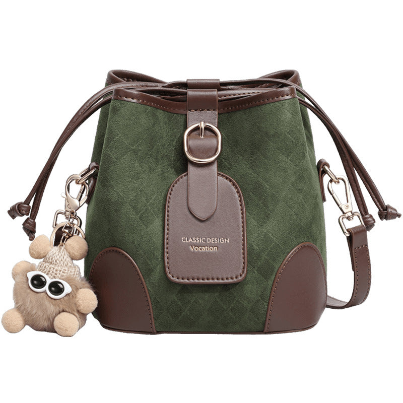 Grüne Wildleder-Beuteltasche mit braunem Lederbesatz und Bärenanhänger | Klassisches Design, Umhängetasche