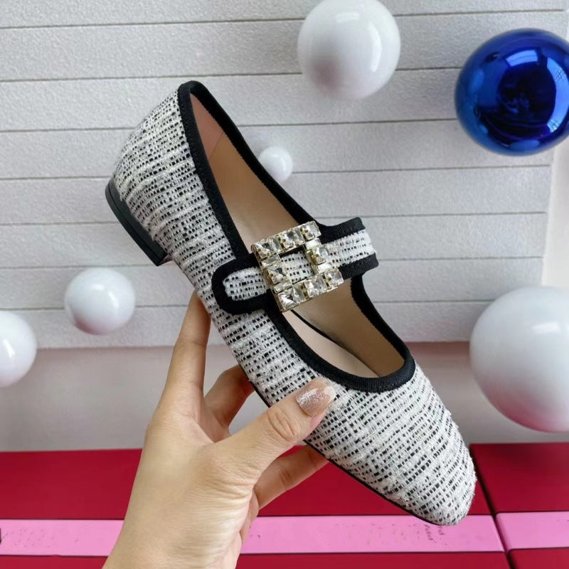 حذاء باليه ماري جين من روجر فيفييه، مصنوع من الجلد اللامع الكريمي، مزين بإبزيم مرصع بالكريستال | أحذية نسائية فاخرة