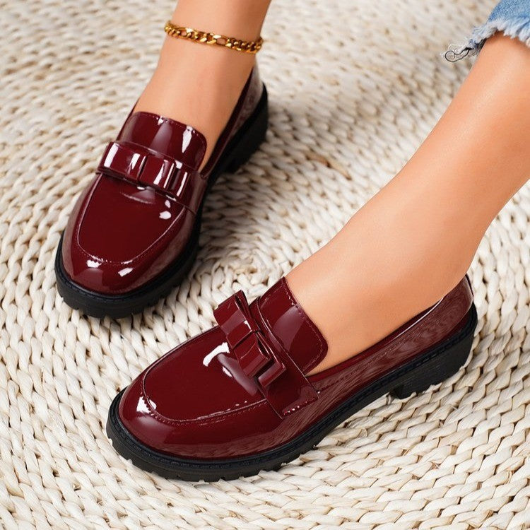 Burgunderrote Lackleder-Loafer mit Schleife für Damen | Glänzende dunkelrote Slipper mit Schleifendetail | Loafer mit griffiger Profilsohle und niedrigem Absatz | Hübsche feminine Lackleder-Loafer