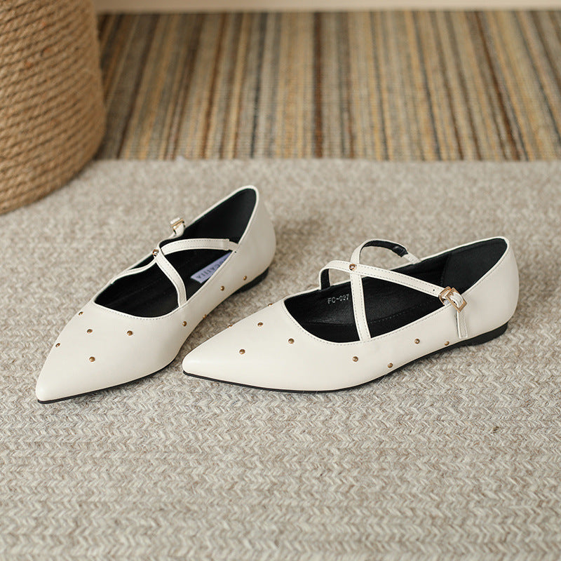 حذاء باليه أبيض مرصع بأحزمة متقاطعة ومقدمة مدببة | حذاء ماري جين مسطح مرصع بمسامير ذهبية للنساء