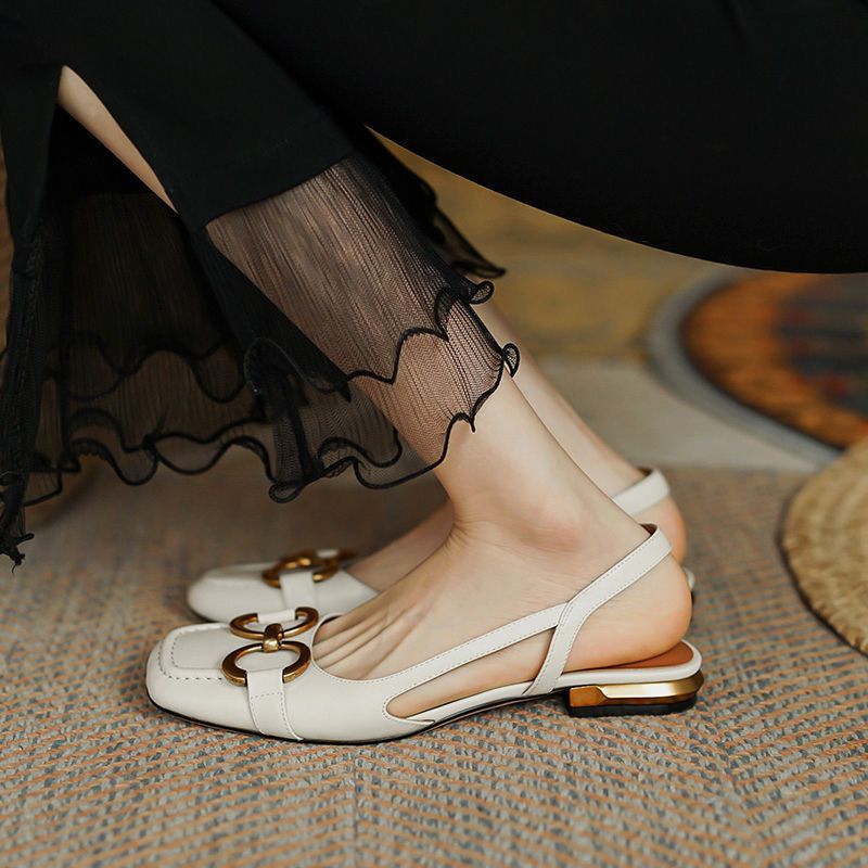 صندل أبيض مسطح ذو مقدمة مربعة من الجلد الطبيعي مع مشبك على شكل حدوة حصان ذهبي عتيق | أحذية أنيقة وفاخرة للاستخدام اليومي للنساء
