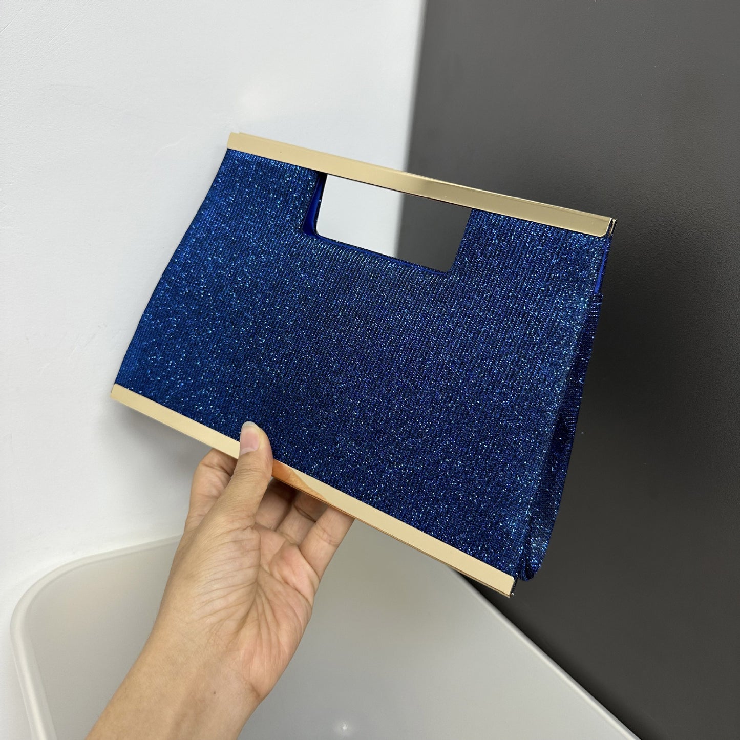 Schwarze Glitzer-Abendclutch – Funkelnde Clutch mit goldfarbenem Metallrahmen und -griff | Elegante Handtasche für festliche Anlässe