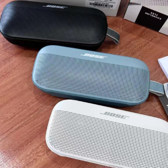 مكبر صوت بلوتوث محمول من Bose، لاسلكي، مقاوم للماء، تصميم صغير الحجم، حزام حمل، صوت ستيريو قوي، صوت جهير عميق، خيارات ألوان: أبيض وأزرق، مناسب للاستخدام الداخلي والخارجي، للسفر، الشاطئ، التخييم، متوافق مع أجهزة iPhone وAndroid