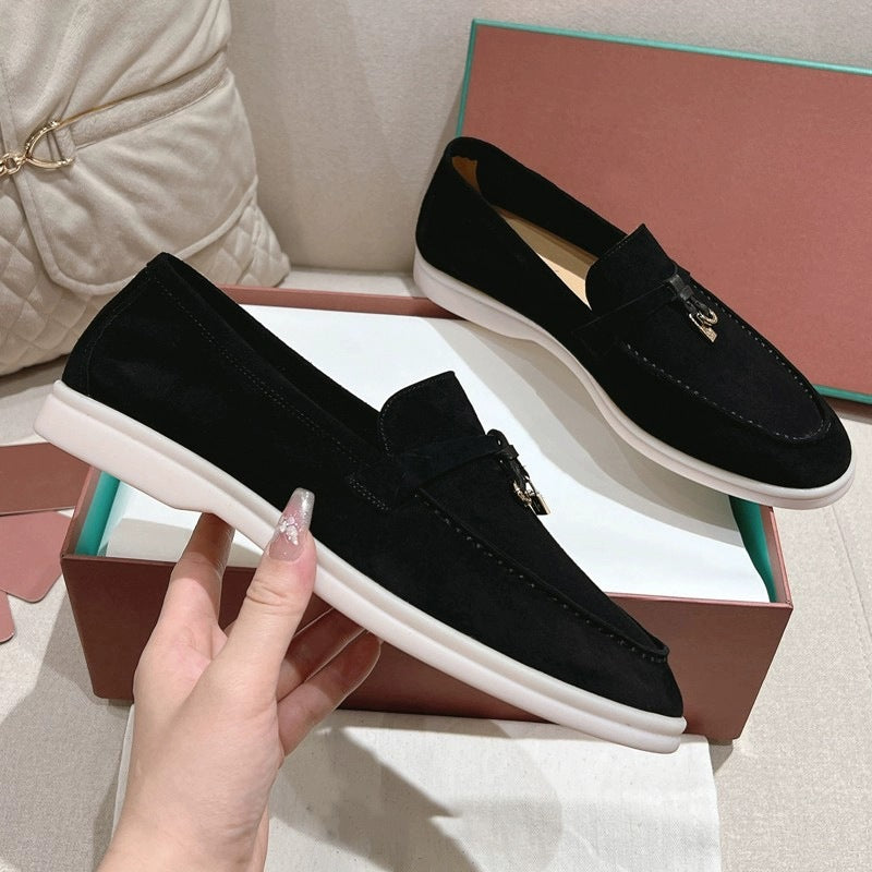 حذاء لوفر بيج من جلد الغزال مزين بقفل ذهبي | حذاء موكاسين فاخر سهل الارتداء للنساء