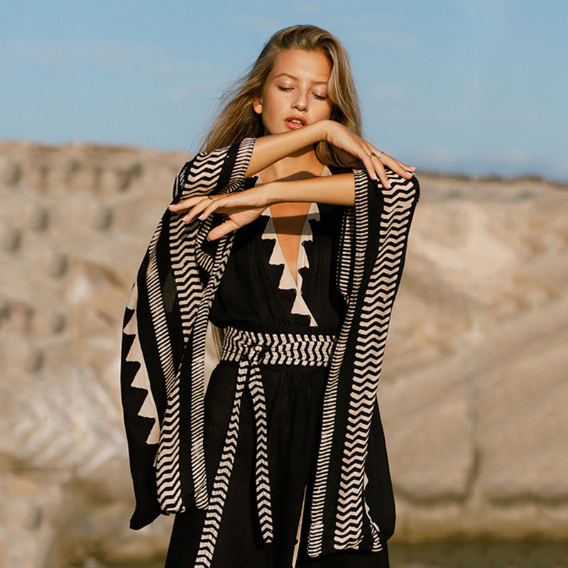Damen schwarzes Kimono-Maxikleid mit Tribal-Print | Boho Strand-Cover-Up | Ethnische geometrische Robe mit Bindegürtel