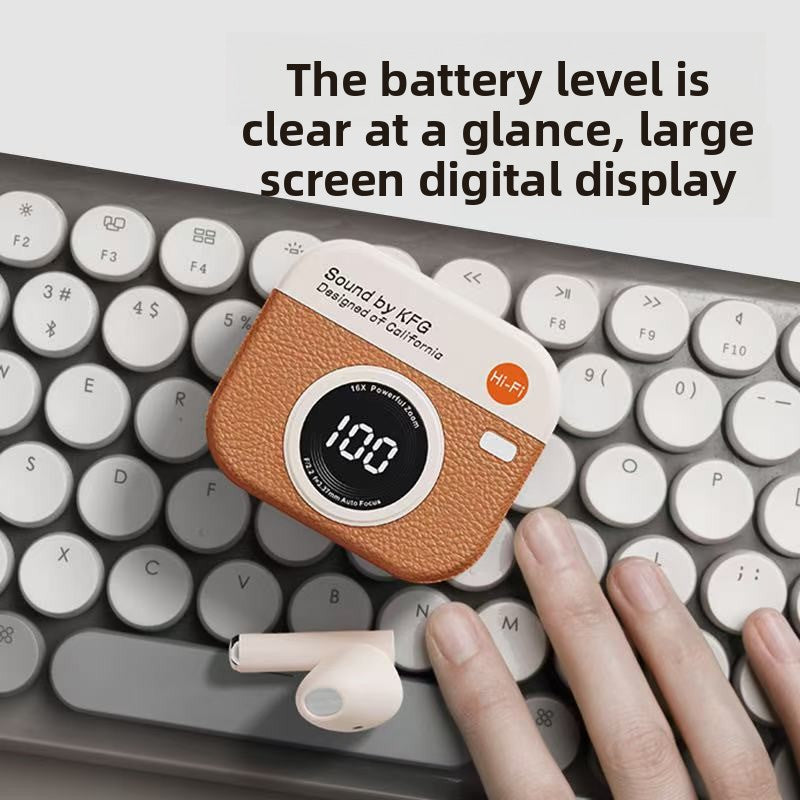 سماعات أذن لاسلكية KFG HiFi TWS بتصميم كاميرا عتيق، علبة شحن مزودة بمؤشر LED لمستوى شحن البطارية، تقنية بلوتوث 5.0، صوت ستيريو داخل الأذن، مصممة في كاليفورنيا لأجهزة iPhone وAndroid، هدية مثالية.