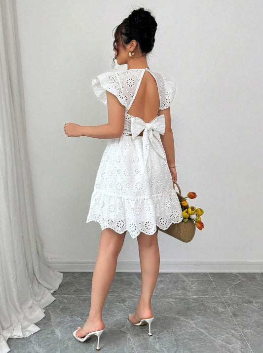 Damen weißes Minikleid mit Lochstickerei, offener Rücken, Schleife, Rüschenärmel, V-Ausschnitt, Boho-Sommerpartykleid