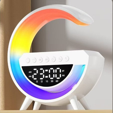 مكبر صوت بلوتوث LED RGB على شكل حرف G، شاحن لاسلكي، ساعة منبه، شاشة رقمية، وضع AM/PM، وضع BT، غفوة، إضاءة ليلية، مصباح جوّي، قاعدة شحن سريع 15 واط لأجهزة iPhone وAndroid، مناسبة لغرفة النوم أو المكتب
