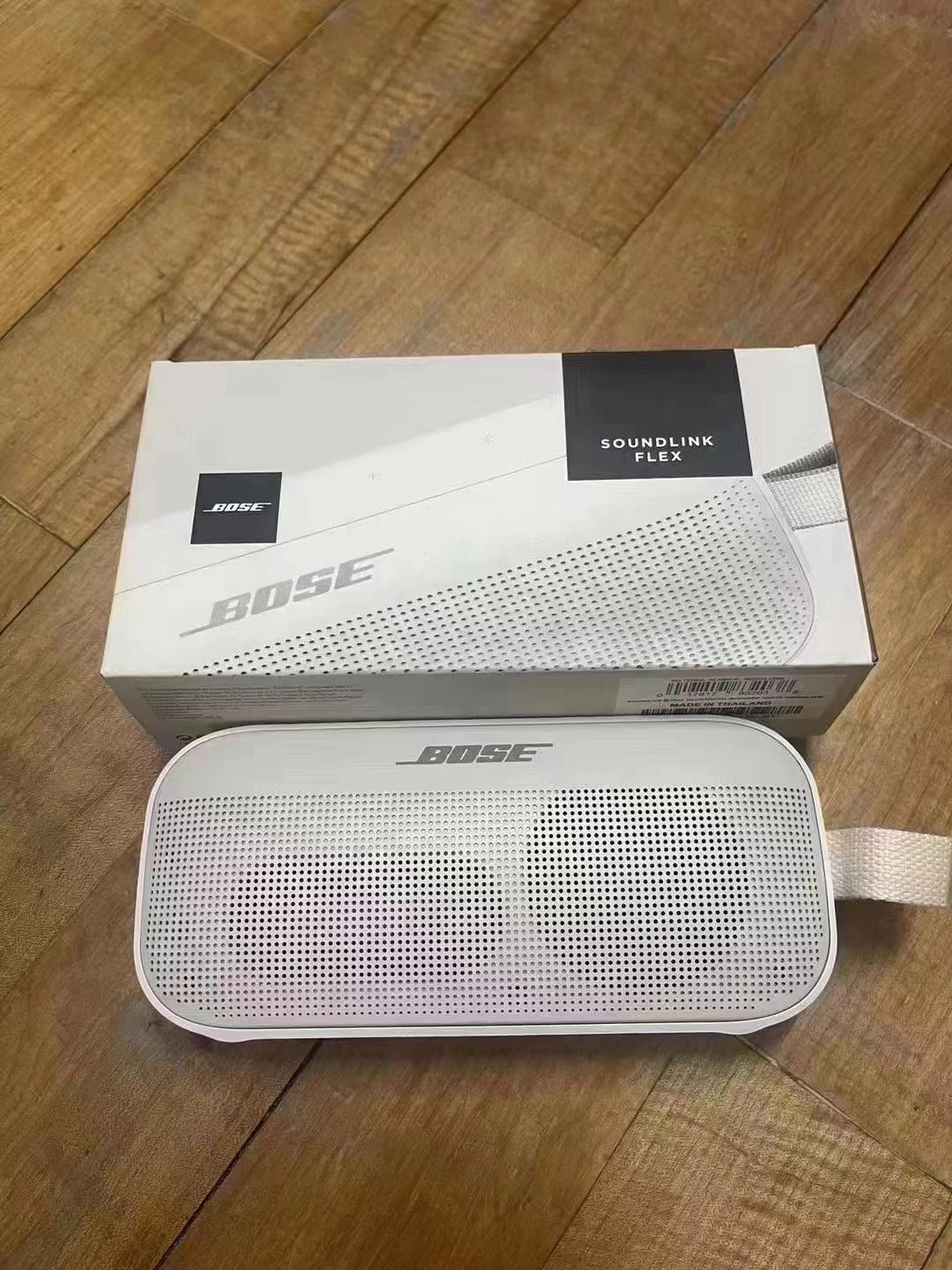 مكبر صوت بلوتوث محمول من Bose، لاسلكي، مقاوم للماء، تصميم صغير الحجم، حزام حمل، صوت ستيريو قوي، صوت جهير عميق، خيارات ألوان: أبيض وأزرق، مناسب للاستخدام الداخلي والخارجي، للسفر، الشاطئ، التخييم، متوافق مع أجهزة iPhone وAndroid