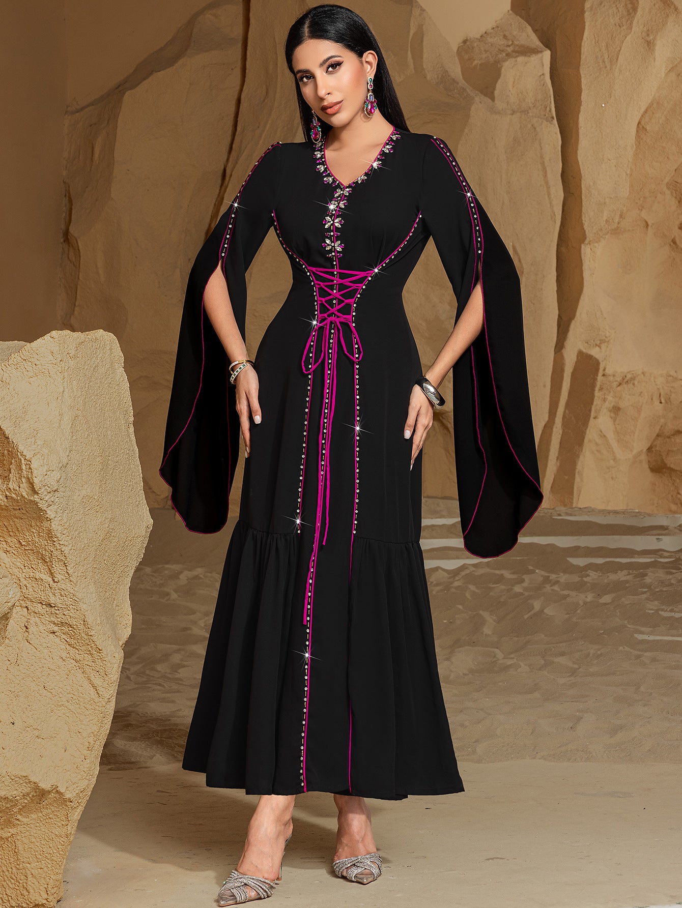 Schwarzes Abaya-Maxikleid für Damen | Elegantes Abendkleid in Fuchsia mit Schnürung, Strassverzierungen und ausgestellten Ärmeln