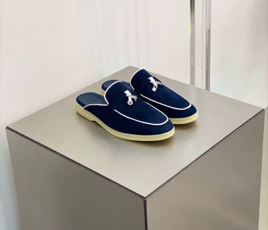 Rosa Wildleder-Mules für Damen mit silbernem Anhänger – luxuriös inspirierte, offene Slipper zum Hineinschlüpfen 