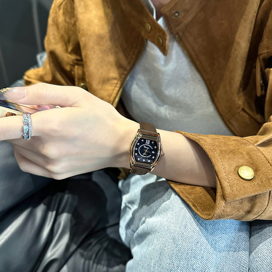 Dinimi Tonneau Damenuhr | Schwarzes Zifferblatt mit Sternenkristallen | Zirkonia-Diamantindizes und römische Ziffern | Silbernes Gehäuse, schwarzes Lederarmband, Datumsanzeige 