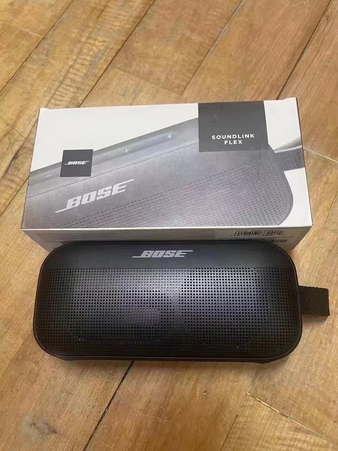 مكبر صوت بلوتوث محمول من Bose، لاسلكي، مقاوم للماء، تصميم صغير الحجم، حزام حمل، صوت ستيريو قوي، صوت جهير عميق، خيارات ألوان: أبيض وأزرق، مناسب للاستخدام الداخلي والخارجي، للسفر، الشاطئ، التخييم، متوافق مع أجهزة iPhone وAndroid 