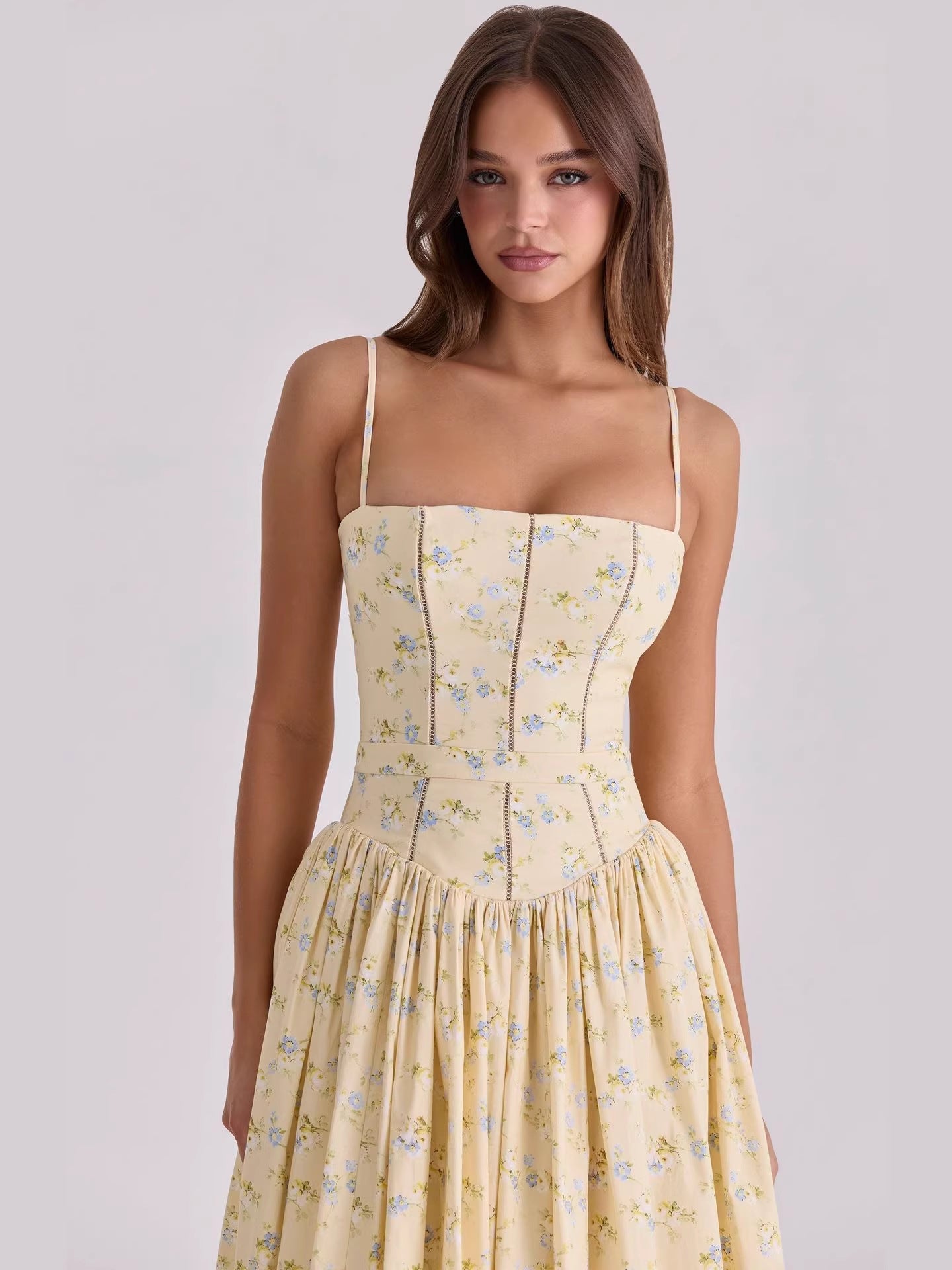 Damen Gelbes Blumen-Maxikleid mit Korsett - Spaghettiträger-Bustier mit gerafftem, voluminösem Rock - Sommerkleid mit zartem Blumenmuster im Cottagecore-Stil für Hochzeitsgäste, Gartenpartys & Urlaub
