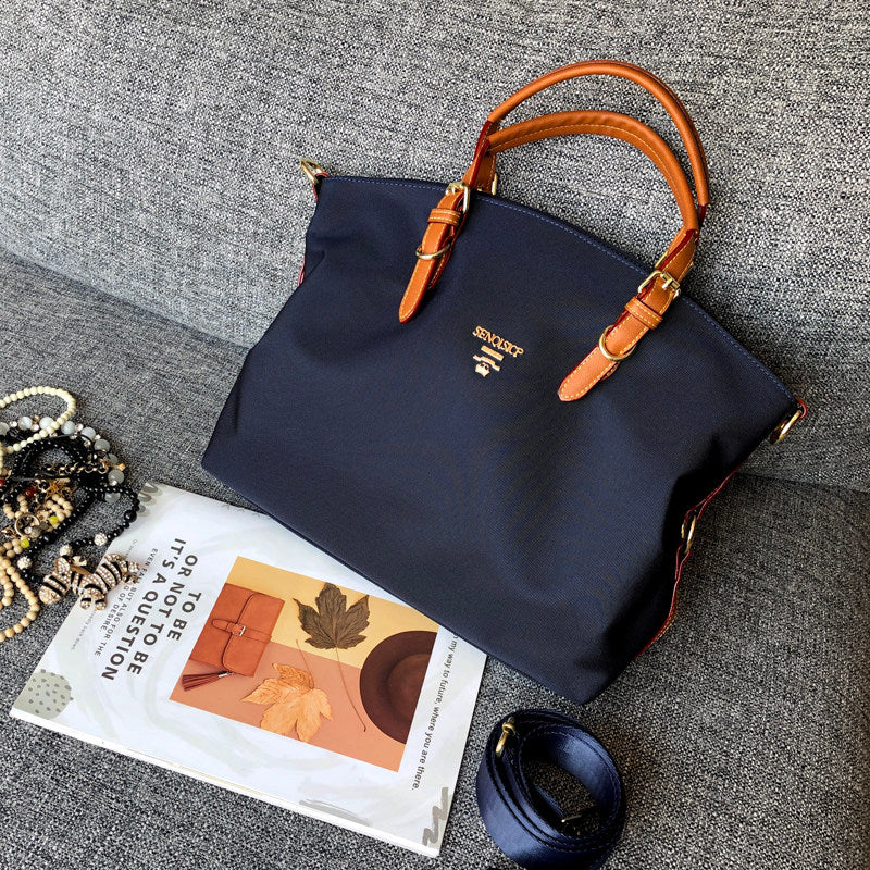 Schwarze Nylon-Tragetasche mit Ledergriffen – Designer-inspirierte Schultertasche | Leichte Reisehandtasche mit Logo 