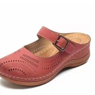 حذاء نسائي بني فاتح مفتوح من الخلف مع حزام بإبزيم، مريح للقدمين، بتصميم جلدي، سهل الارتداء 