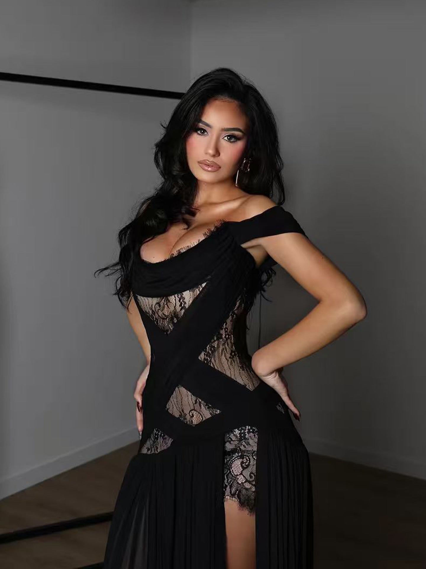 Schwarzes schulterfreies Maxikleid mit Spitzeinsatz und hohem Schlitz | Formelles Abendkleid