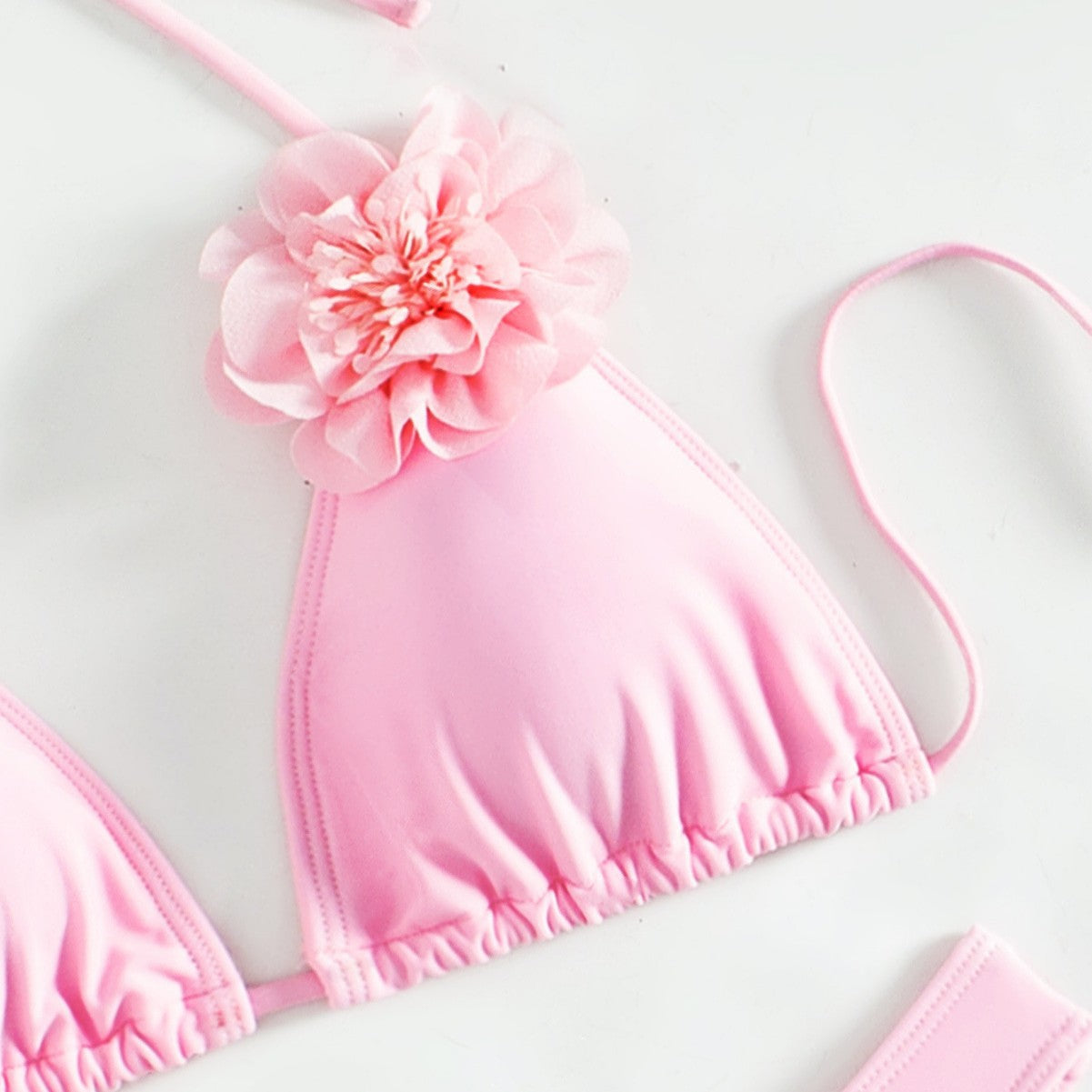 Costume da bagno bikini con applicazioni floreali 3D rosa | Top a triangolo all'americana e slip sgambati | Bikini da donna due pezzi floreale e femminile
