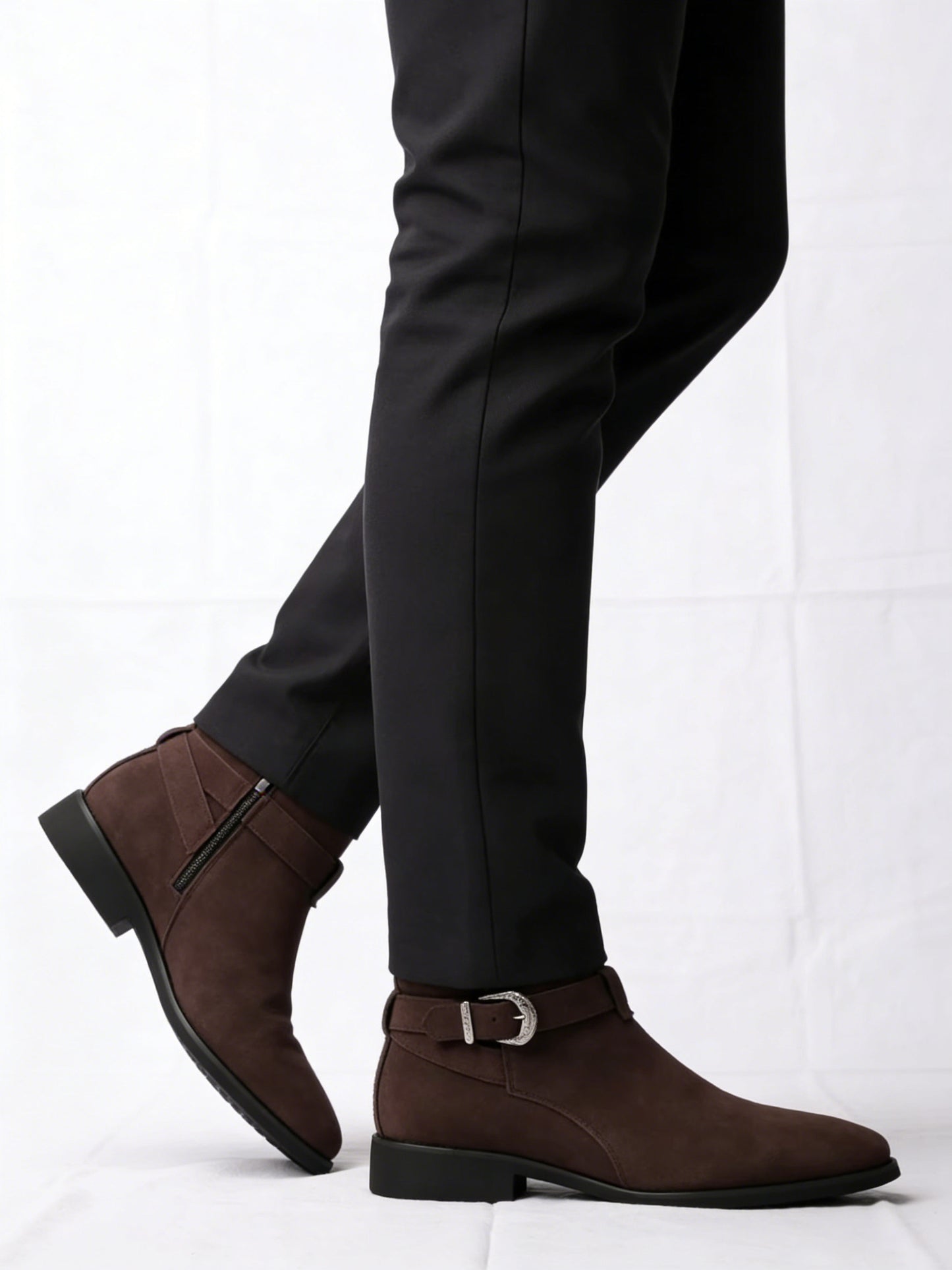 Braune Wildleder-Ankle-Boots für Herren | Chelsea-Boots mit silbernem Schnallenriemen und seitlichem Reißverschluss 