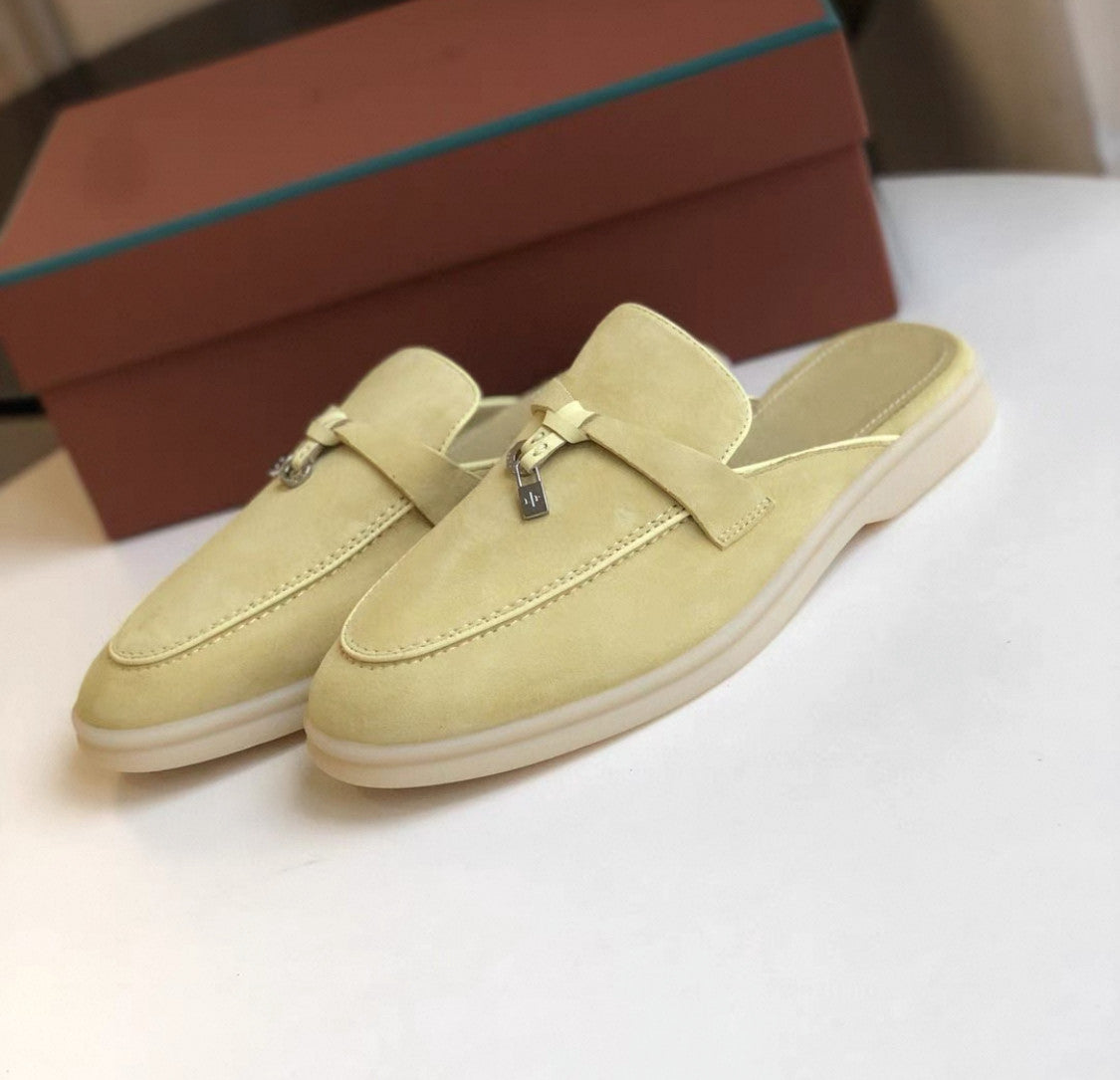 Rosa Wildleder-Mules für Damen mit silbernem Anhänger – luxuriös inspirierte, offene Slipper zum Hineinschlüpfen 