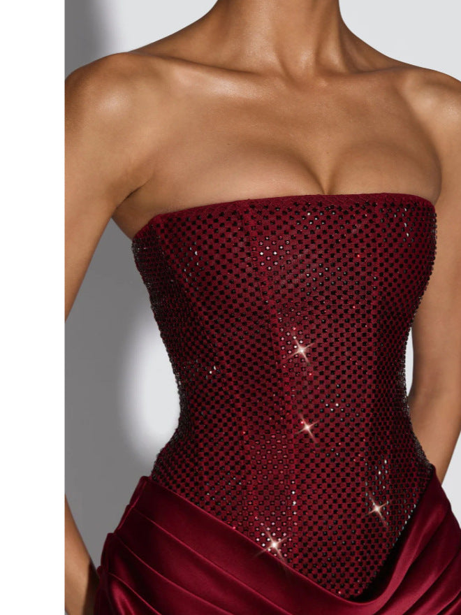 Miniabito da donna con corsetto in raso e strass | Abito tubino bordeaux senza spalline con cristalli | Abito da sera e festa in raso drappeggiato