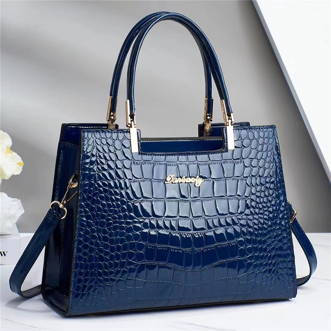 Weiße Handtasche mit Krokodilprägung – Strukturierte Tragetasche mit goldfarbenen Beschlägen | Elegante Schultertasche mit Krokodilmuster und zwei Tragegriffen 