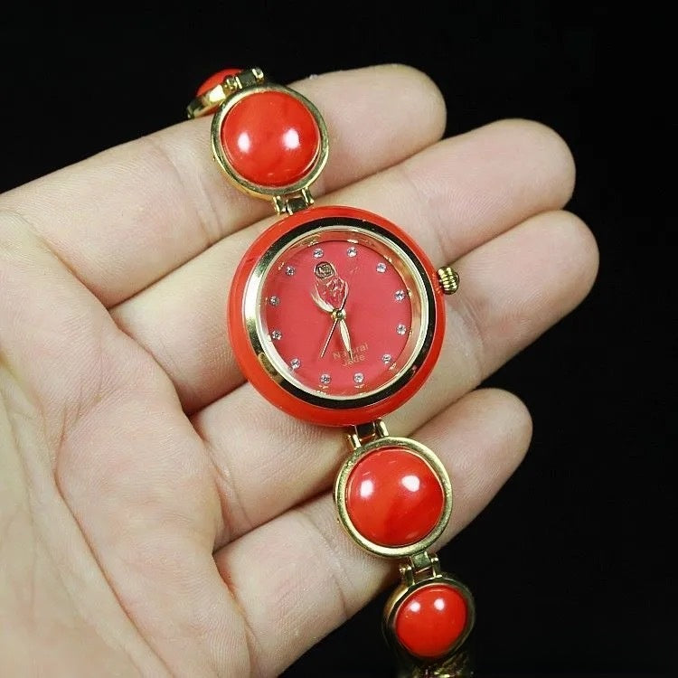 ساعة دونغ سيو النسائية من اليشم الطبيعي | سوار من اليشم الكريمي والذهب، مينا من عرق اللؤلؤ والكريستال | ساعة يابانية فاخرة مرصعة بالأحجار الكريمة 