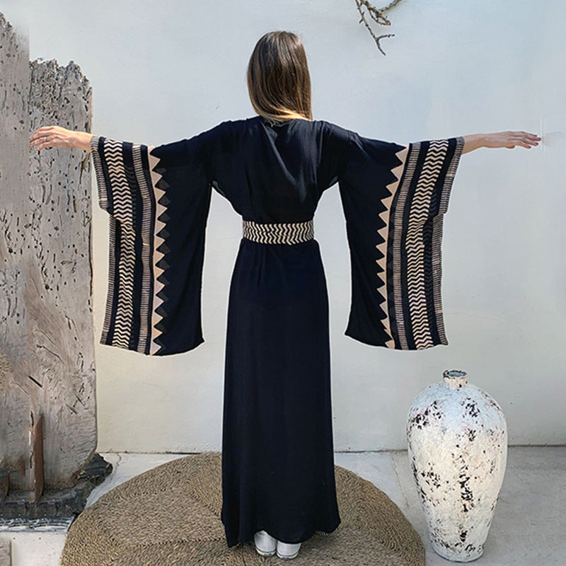 Damen schwarzes Kimono-Maxikleid mit Tribal-Print | Boho Strand-Cover-Up | Ethnische geometrische Robe mit Bindegürtel