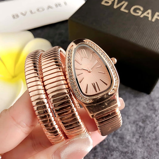 Goldene Damen-Armbanduhr im Schlangen-Design | Lünette mit Kristall- und Diamantbesatz | Weißes Zifferblatt mit Sonnenschliff und römischen Ziffern | Luxuriöse Luxusuhr mit Wickelarmband im Schlangen-Stil 