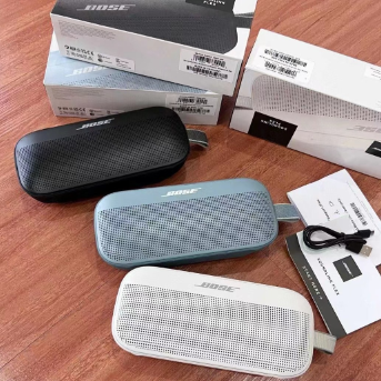 مكبر صوت بلوتوث محمول من Bose، لاسلكي، مقاوم للماء، تصميم صغير الحجم، حزام حمل، صوت ستيريو قوي، صوت جهير عميق، خيارات ألوان: أبيض وأزرق، مناسب للاستخدام الداخلي والخارجي، للسفر، الشاطئ، التخييم، متوافق مع أجهزة iPhone وAndroid 