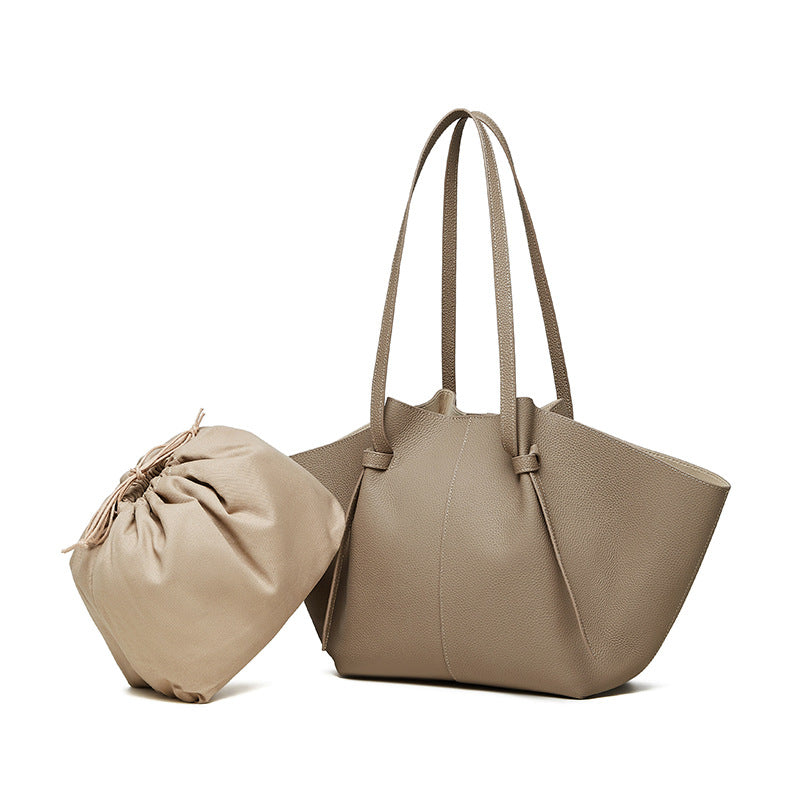 حقيبة يد سوداء من الجلد المحبب مع رباط للإغلاق | حقيبة كتف بتصميم بسيط 
