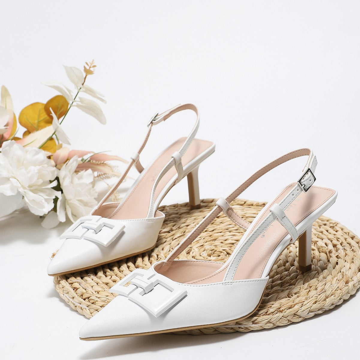 SEO-Titel: 
Schwarze Slingback-Pumps mit spitzer Zehenpartie und goldener Schnalle | Stiletto-Pumps mit rotem Futter für Damen | Elegante Schuhe für Büro, Hochzeit und Party 