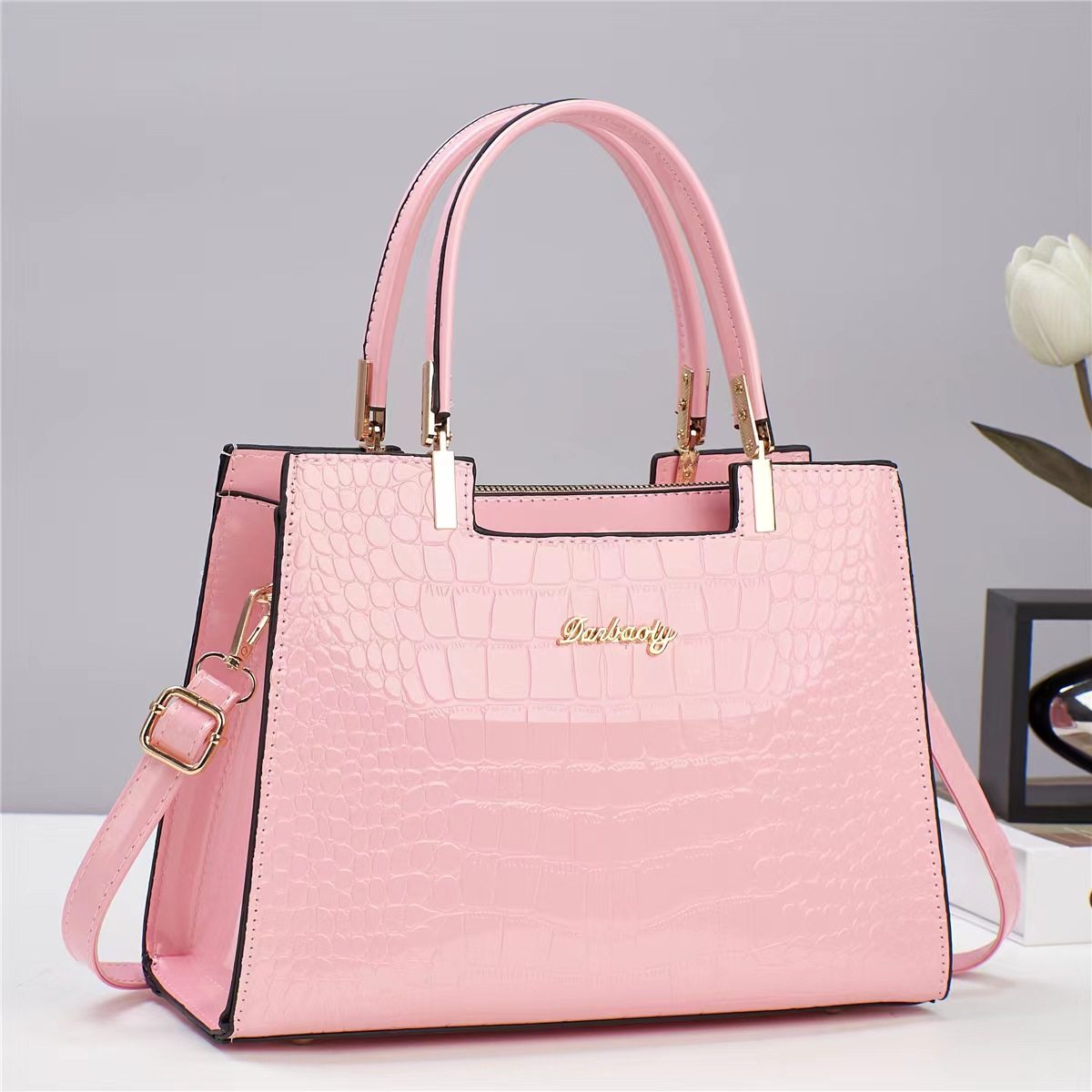 Weiße Handtasche mit Krokodilprägung – Strukturierte Tragetasche mit goldfarbenen Beschlägen | Elegante Schultertasche mit Krokodilmuster und zwei Tragegriffen 