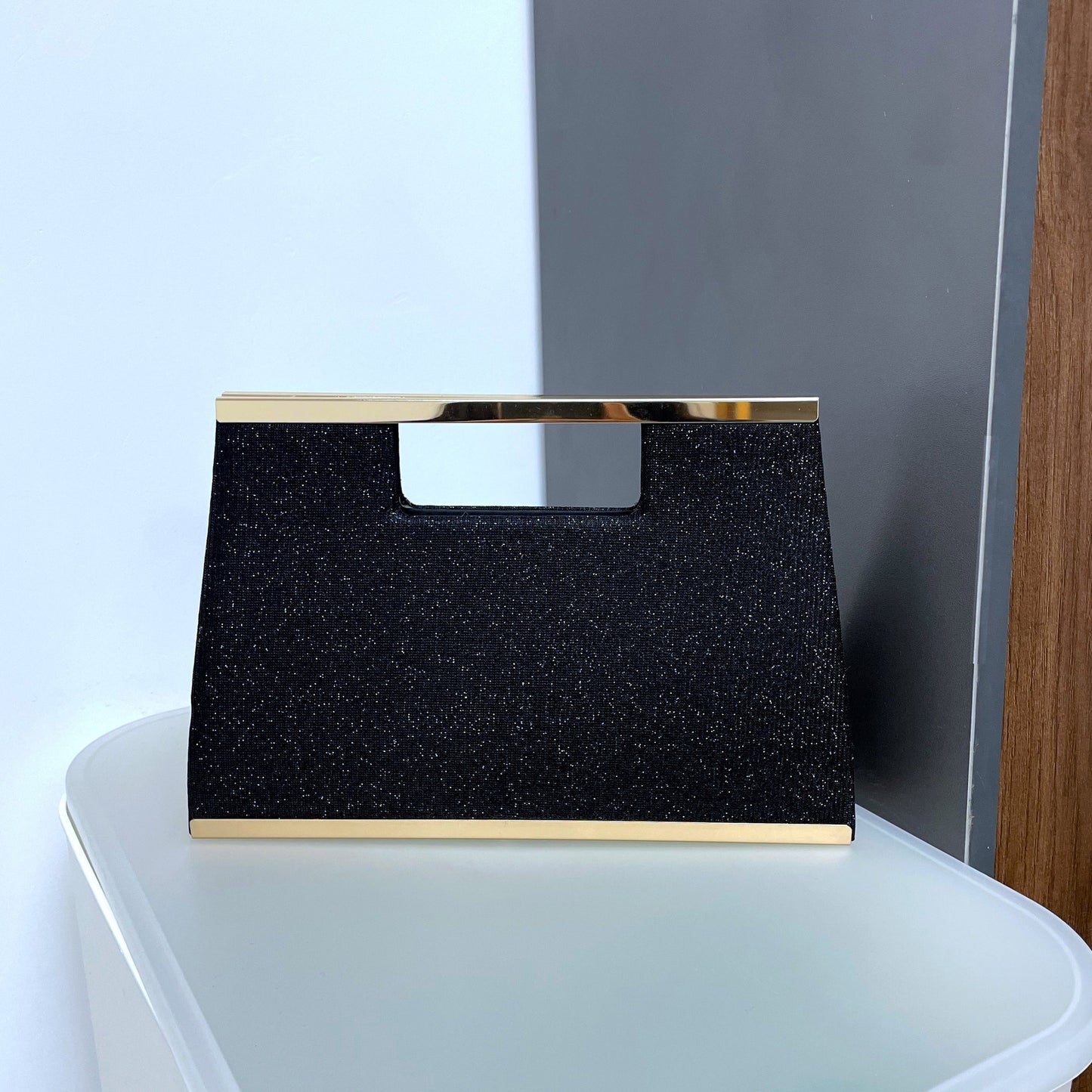 Schwarze Glitzer-Abendclutch – Funkelnde Clutch mit goldfarbenem Metallrahmen und -griff | Elegante Handtasche für festliche Anlässe 