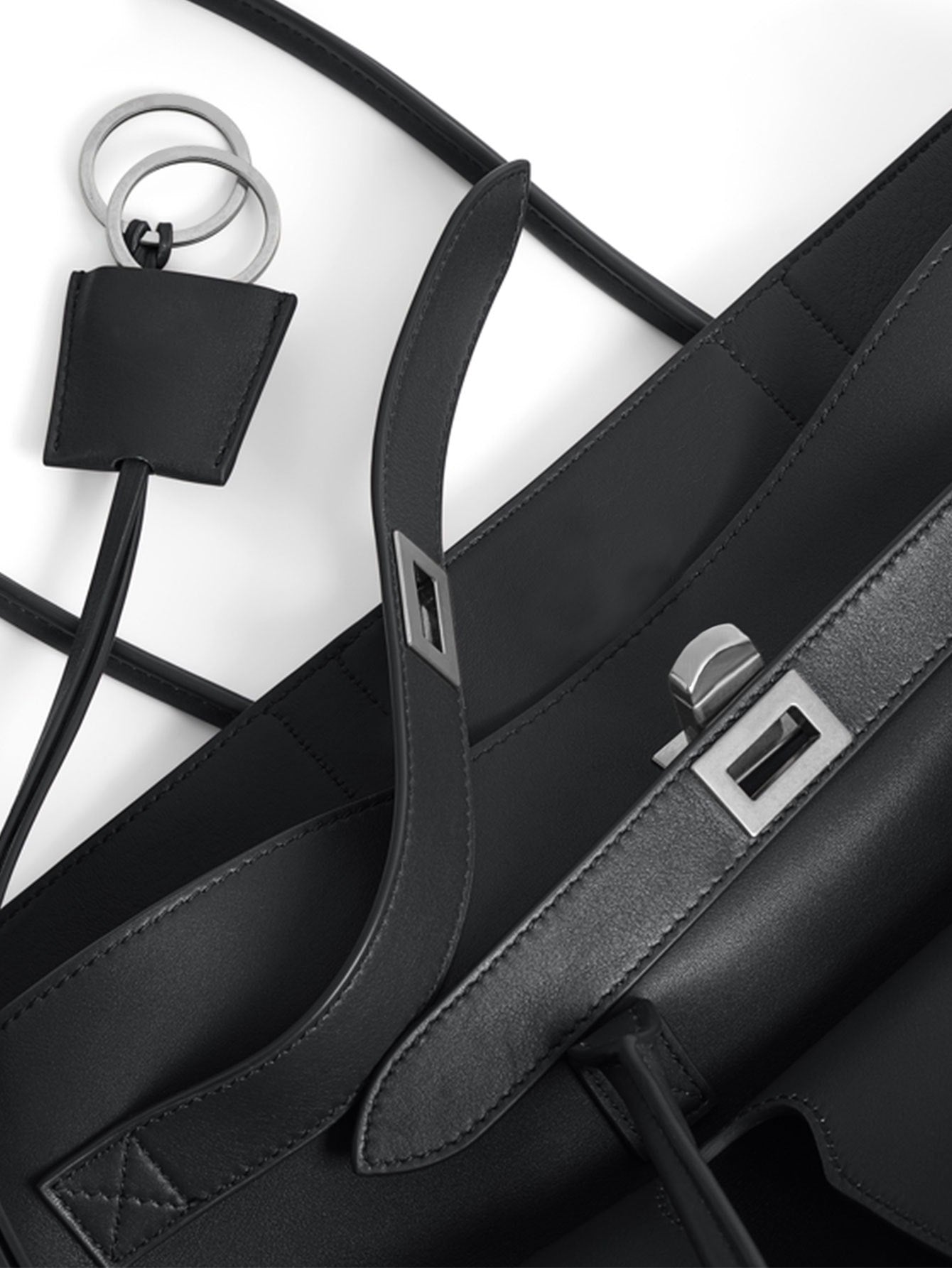 Schwarze Leder-Tragetasche mit Vordertaschen und silberfarbener Hardware | Strukturierte Handtasche