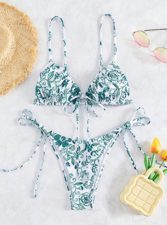 Set bikini con stampa floreale in porcellana, top con allacciatura frontale e slip perizoma con laccetti laterali, costume da bagno da donna multicolore chinoiserie, costume da bagno boho orientale da spiaggia, costume da bagno due pezzi rosso blu verde