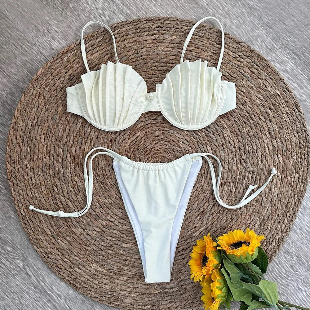 Set bikini a conchiglia color crema con dettaglio perle | Top con ferretto, bordo a conchiglia e volant, slip con laccetti laterali | Costumi da bagno di lusso da donna