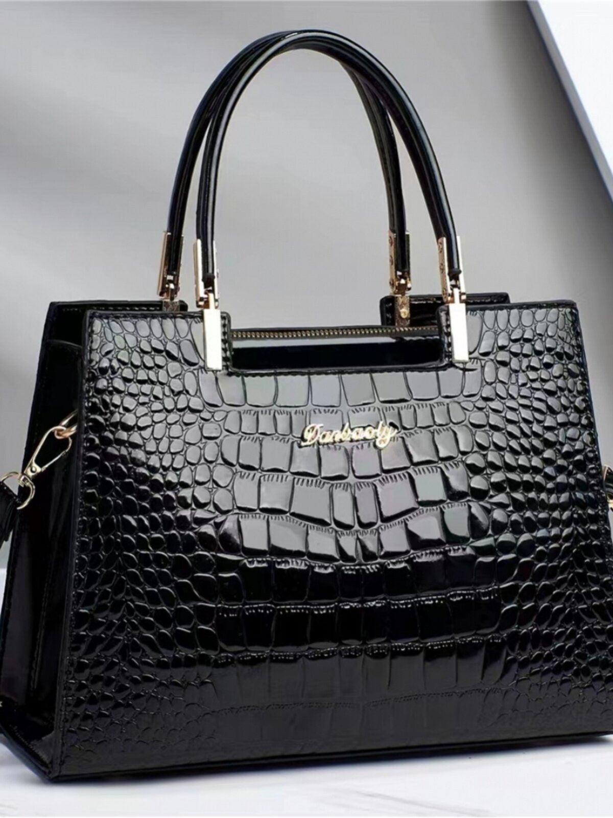 Weiße Handtasche mit Krokodilprägung – Strukturierte Tragetasche mit goldfarbenen Beschlägen | Elegante Schultertasche mit Krokodilmuster und zwei Tragegriffen 
