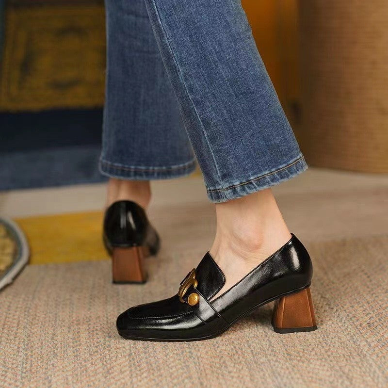 Braune Loafer-Pumps mit eckiger Spitze und Blockabsatz | Damen-Slipper aus Leder mit goldfarbenem Kettendetail und Blockabsatz | Retro-Luxus-Pumps 