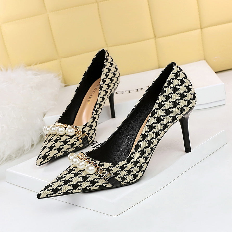 Beigefarbene Stiletto-Pumps mit Hahnentrittmuster, Perlenkette und spitzer Zehenpartie | Karierte, perlenbesetzte Damen-Pumps mit hohem Absatz