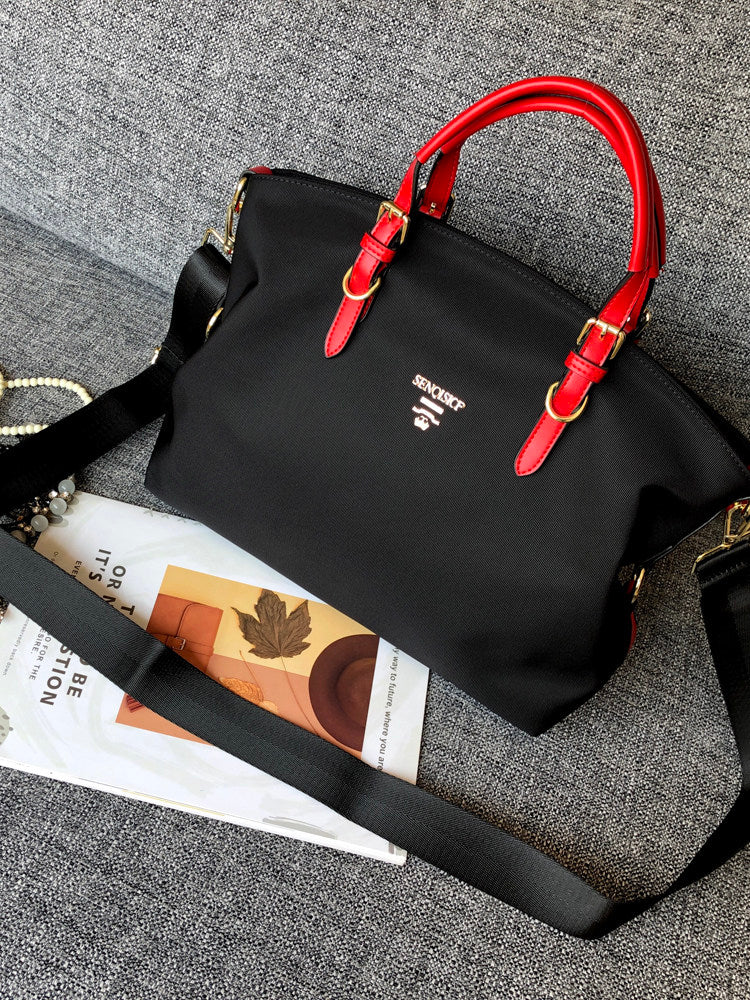 Schwarze Nylon-Tragetasche mit Ledergriffen – Designer-inspirierte Schultertasche | Leichte Reisehandtasche mit Logo 